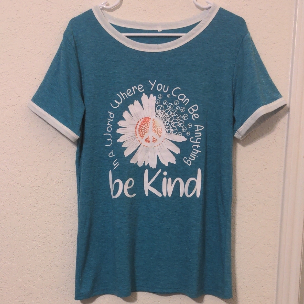 Be Kind Women's Short Sleeve Graphic Design Shirt. Size M